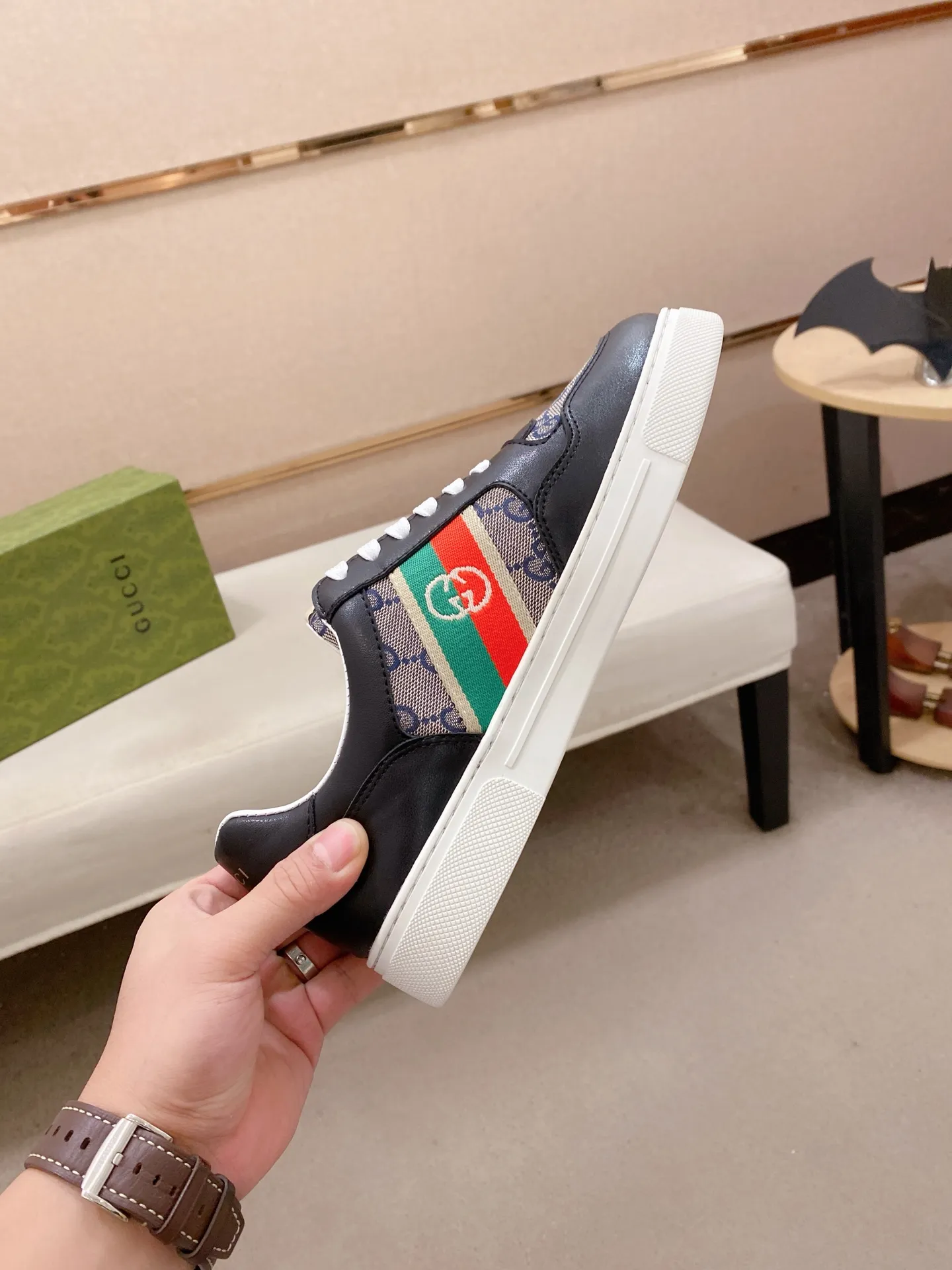 Men's shoes💰 440💰The new GUCCI (Gucci) counters are launched simultaneously. The new men's shoes, 😘fabrics are selected from imported cowhide, and the lining is sheepskin lining. 👍🏿 High-end ☄️ air-cushion molded anti-slip rubber outsole, exquisite lines, simple and elegant, comfortable and high-end for leisure travel. Code number: 38 to 44 (45 can be customized and cannot be returned or exchanged)